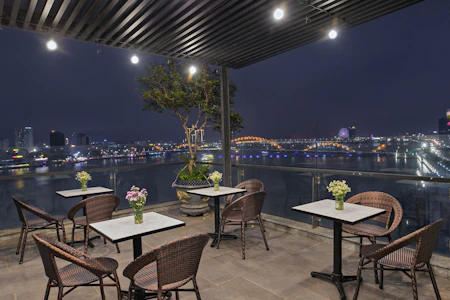 先着100組！3/28(土)販売スタート🎂ハン川沿いに建つスタイリッシュなホテルに宿泊！