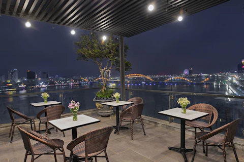 先着100組！3/28(土)販売スタート🎂ハン川沿いに建つスタイリッシュなホテルに宿泊！