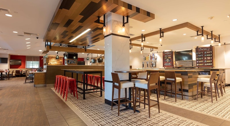 キャラクターのような屋外プール併設！ディズニーリゾートに好アクセスなホテルにステイ