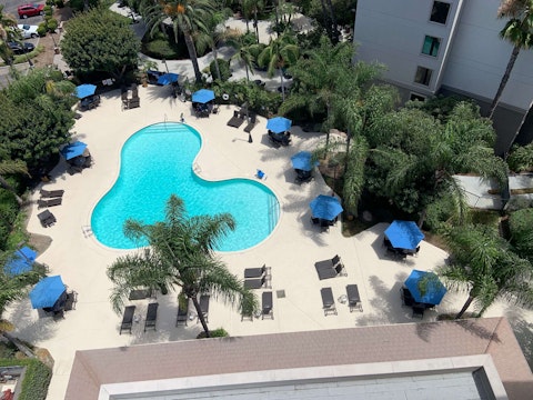 人気スポットにアクセスよし!屋外プールやジム併設のホテルで充実旅。ビジネスクラス利用