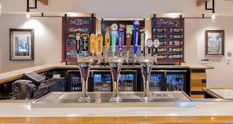 屋外温水プールなど施設充実！アクティブ派に便利なホテルにステイ。ビジネスクラス利用