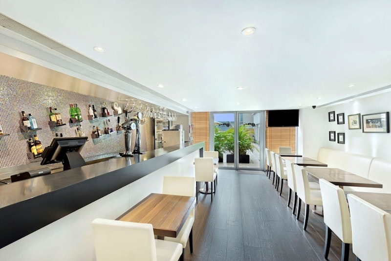 8度かたむくデザインが魅力！旧空港エリアにあるモダンな3つ星ホテルに宿泊