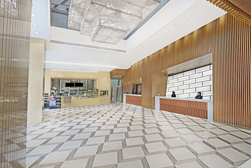 プールやジムなど設備が充実！8度に傾く個性的なデザインが魅力のホテル滞在