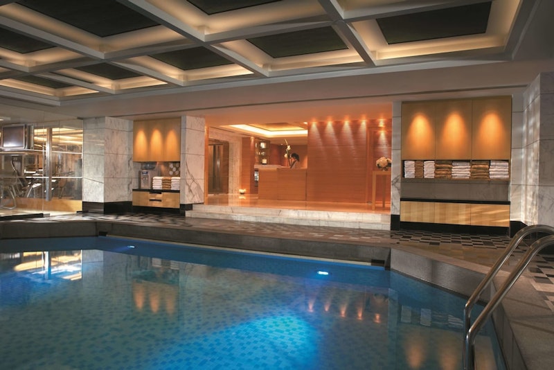 ヴィクトリア湾の絶景を一望！癒やしの施設が充実する5つ星ホテルでのんびりステイ