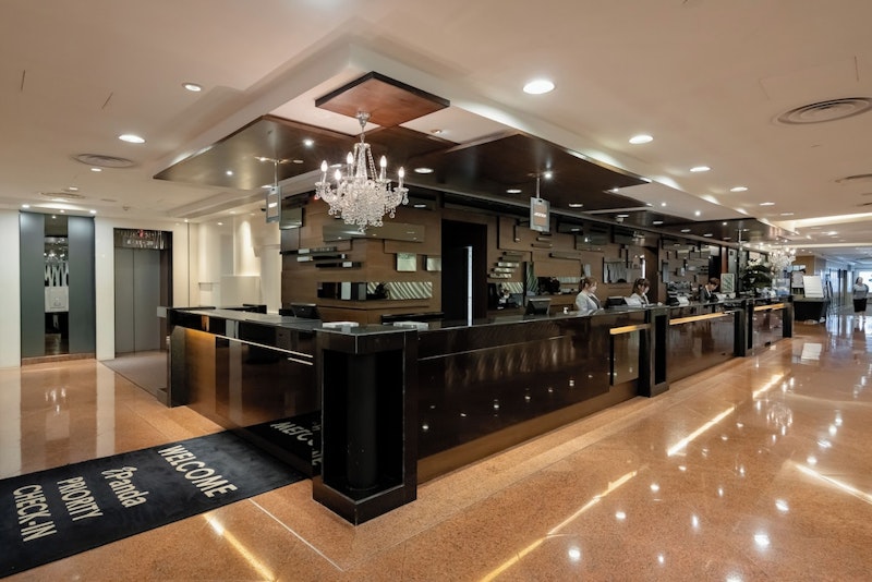 香港ディズニーランド 1デー・パーク・チケットつき！モール直結のホテル泊。JAL利用