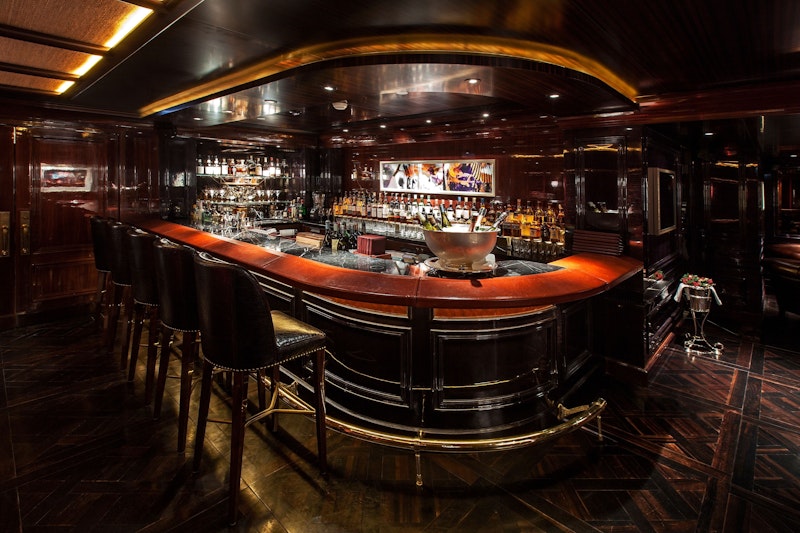 伝統的なチーズフォンデュを味わえるレストランがそなわる5つ星ホテルにステイ