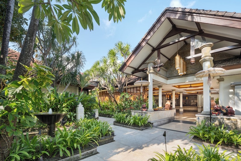 南国リゾート感あふれるホテルに宿泊！クタビーチのそばで快適なひとときを