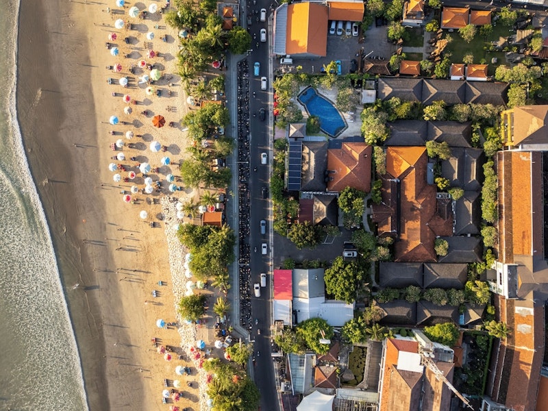 クタビーチは目の前！潮風を感じるモダンなリゾートに宿泊。ビジネスクラス利用