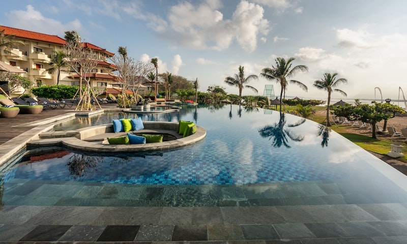 ビジネスクラス利用＆オールインクルーシブ！絶景プールなど施設充実の5つ星ホテルに宿泊