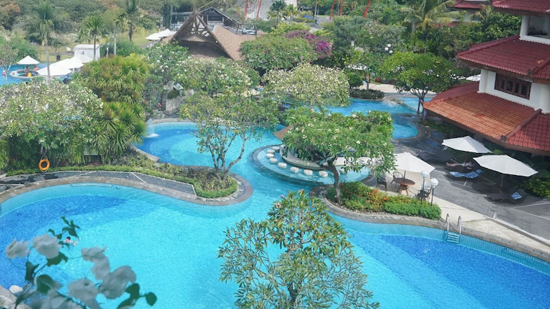 タラソテラピーと絶景プールを満喫！豪華5つ星リゾートの広々ルームに癒やしのステイ