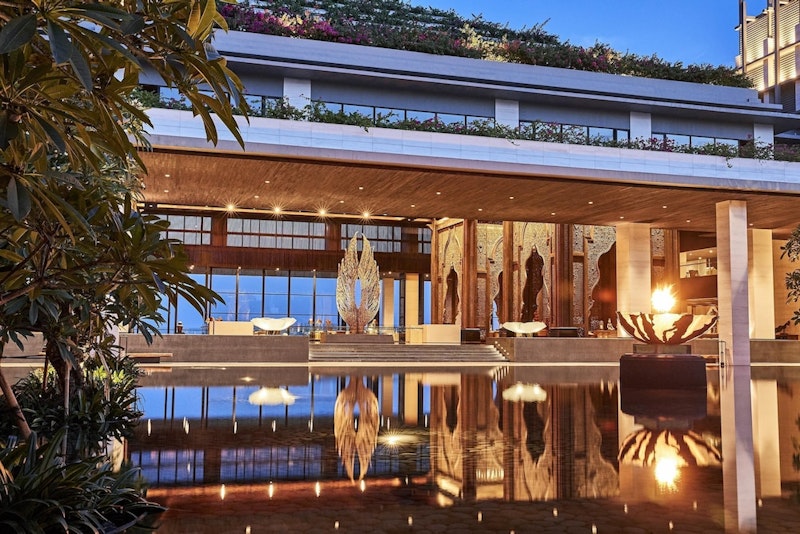 クラブラウンジつき！景色が自慢の専用プールつきスイートにステイ。ビジネスクラス利用