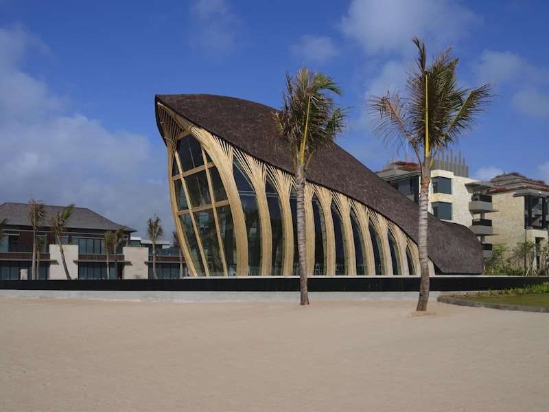 ビジネスクラスで行く!水族館式ダイニングがそなわるホテル滞在。クラブラウンジつき