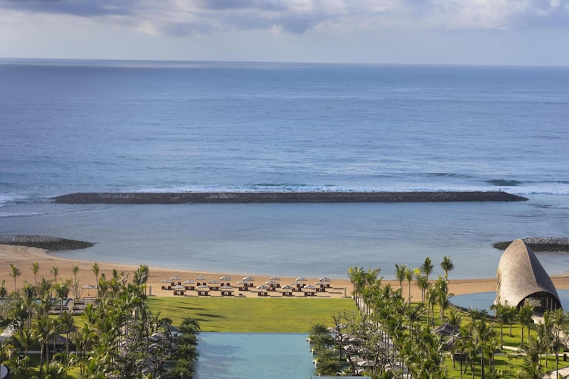 ロビーから見渡す圧巻の景色が自慢の高級リゾートホテルにステイ。クラブラウンジつき