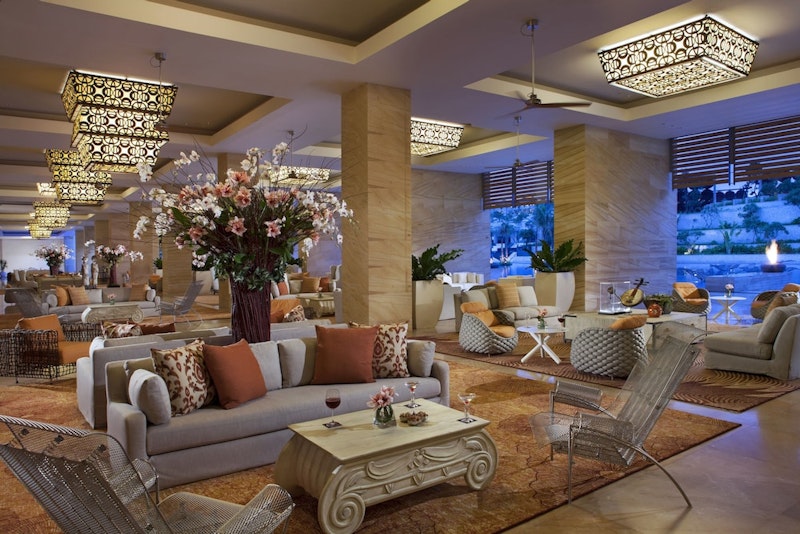 ビジネスクラスで行く!部屋からのガーデンビューが自慢のバトラーつきホテル滞在