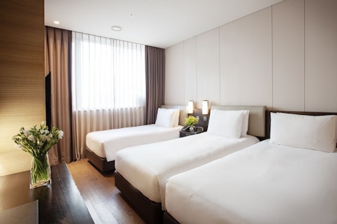 4日前まで予約OK！JALビジネスクラス利用で明洞の駅チカホテル泊。ベッド3台確約