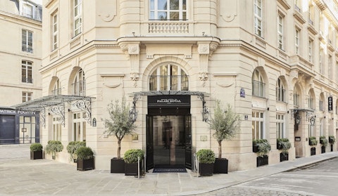 JALプレミアムエコノミー往復直行便！ルーブル美術館に近いぜいたくホテルにステイ