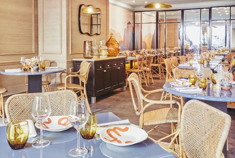 モンサンミッシェル観光つき！ルーブル美術館すぐの5つ星ホテル泊。ビジネスクラス利用