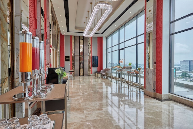 ニューハーフショー鑑賞つき!屋外プールつきの好立地ホテルで至福旅。ビジネスクラス利用