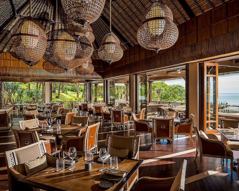 ビジネスクラスで行く!美しいビーチが目の前に広がる5つ星リゾートホテルにステイ