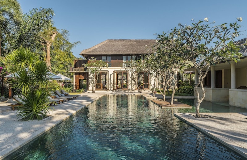 全室プライベートプールつき！複数の屋外プールやキッズクラブが併設のホテル滞在