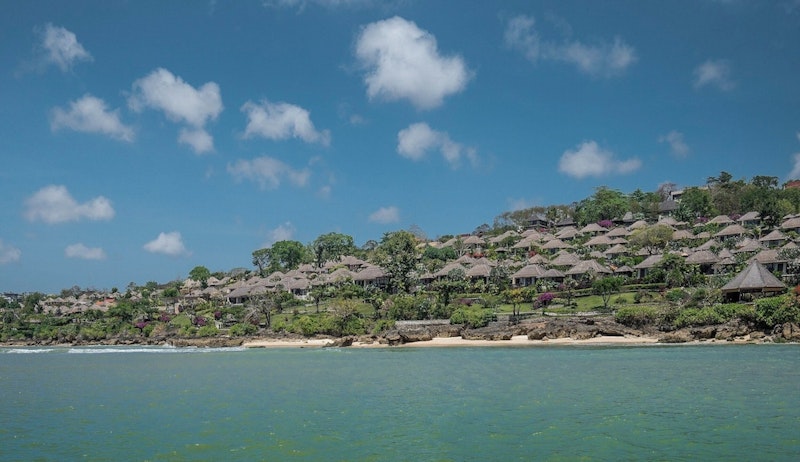 ビジネスクラスで行く！美しいビーチが目の前に広がる5つ星リゾートホテルにステイ