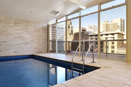 徒歩圏内に人気スポットが充実！プールやジムも付設のホテルにステイ。帰りは早朝発