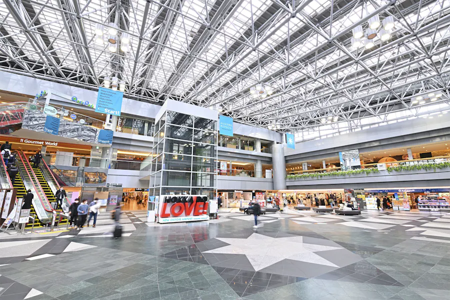 新千歳空港のターミナル。吹き抜けの天井と「HOKKAIDO LOVE!」のオブジェ