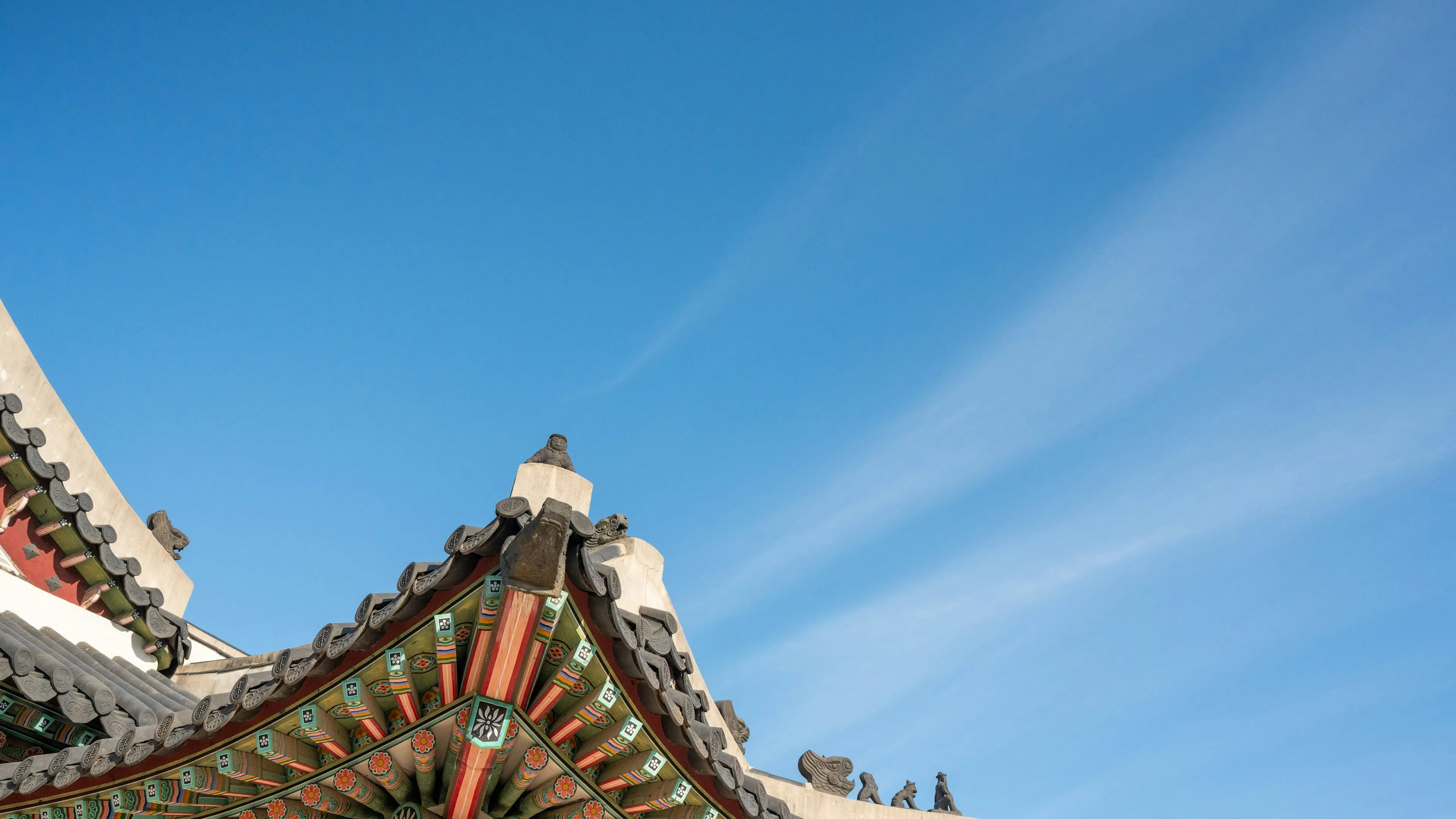 韓国の伝統建築の軒(丹青)と青空