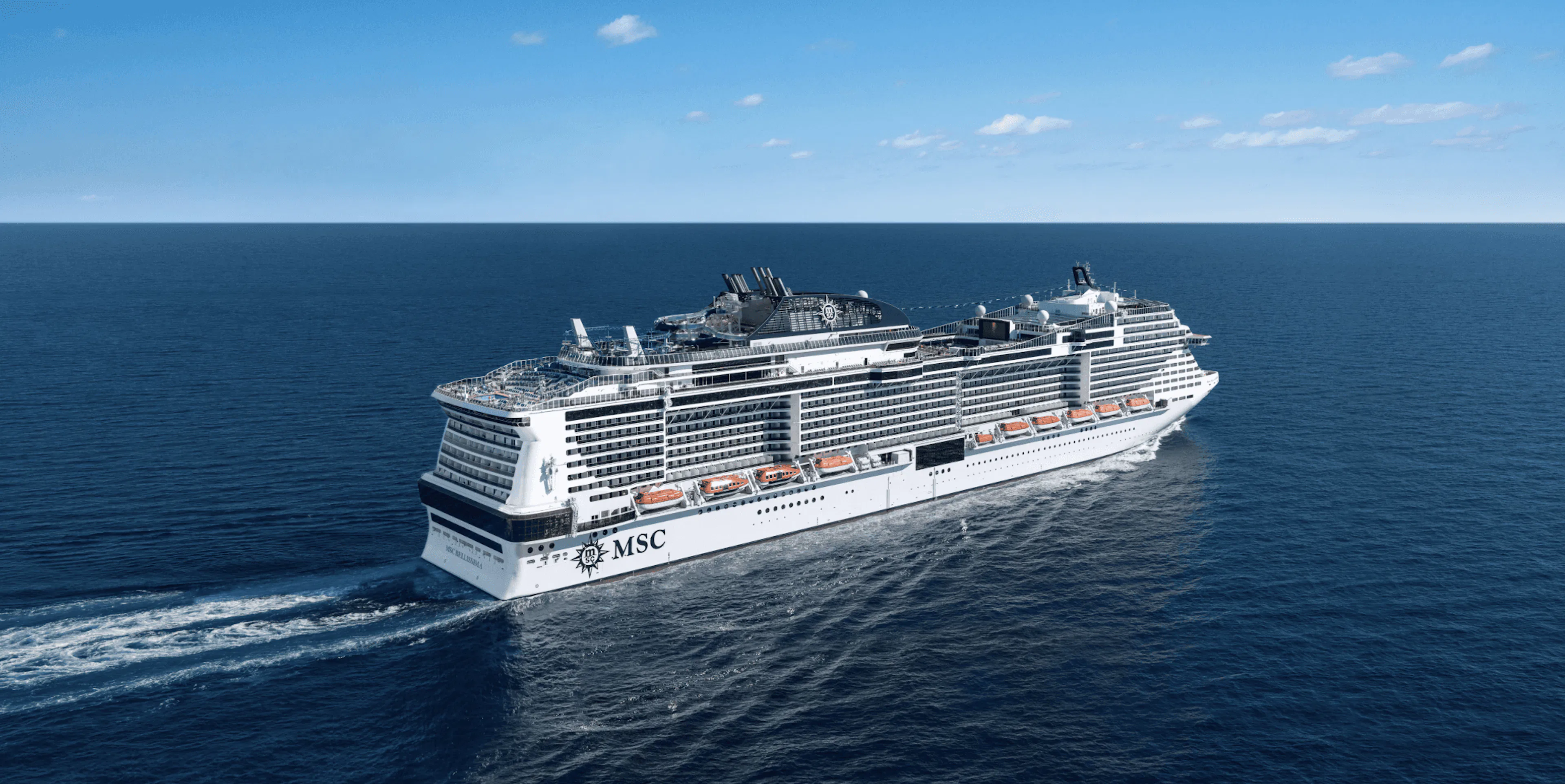 青い海を航行するMSCの大型客船