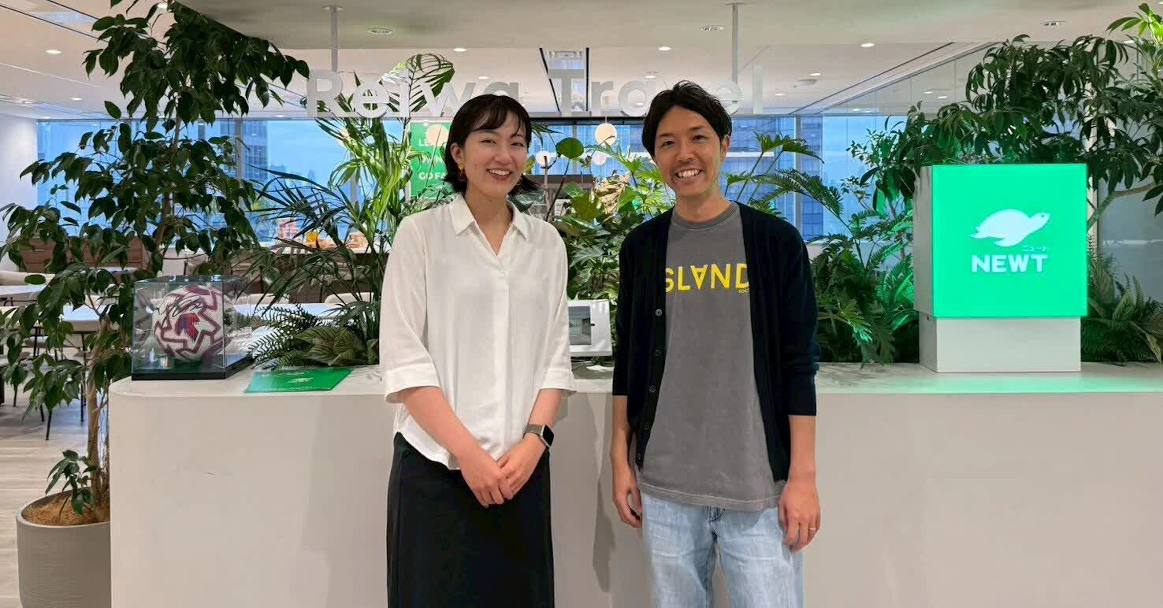 note記事「「磨き抜かれた、ちょうどいい」を求めて。令和トラベルが『添乗員同行ツアー』に本気で挑む理由」の企画担当2名のオフィス集合写真