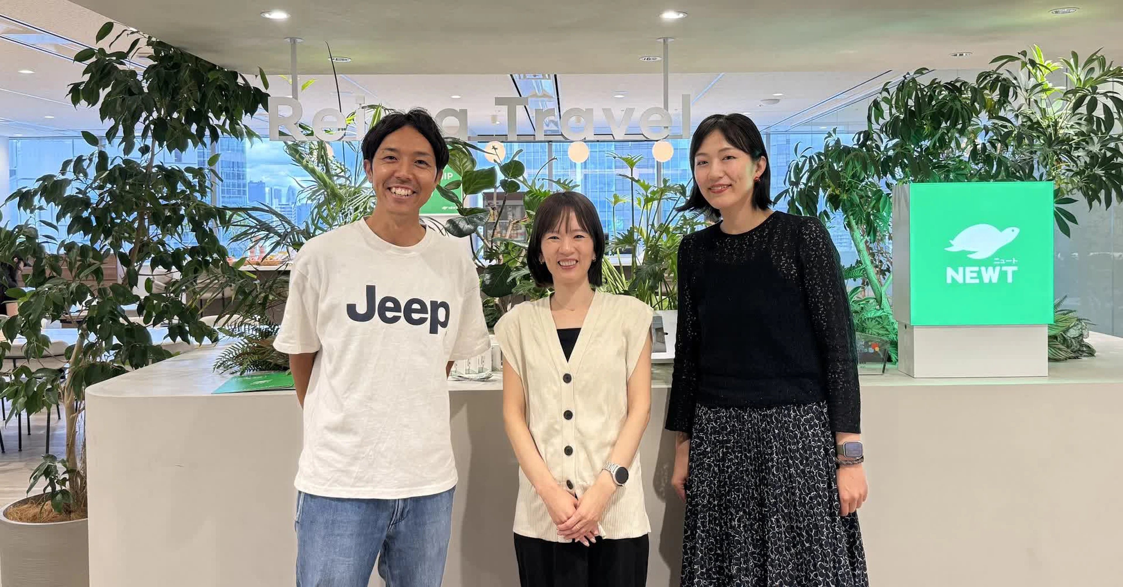 note記事「「磨きぬかれた、ちょうどいい旅行」は、お客さまの声から生まれた──NEWT添乗員同行ツアーのブランドづくりの裏側」の担当3名のオフィス集合写真