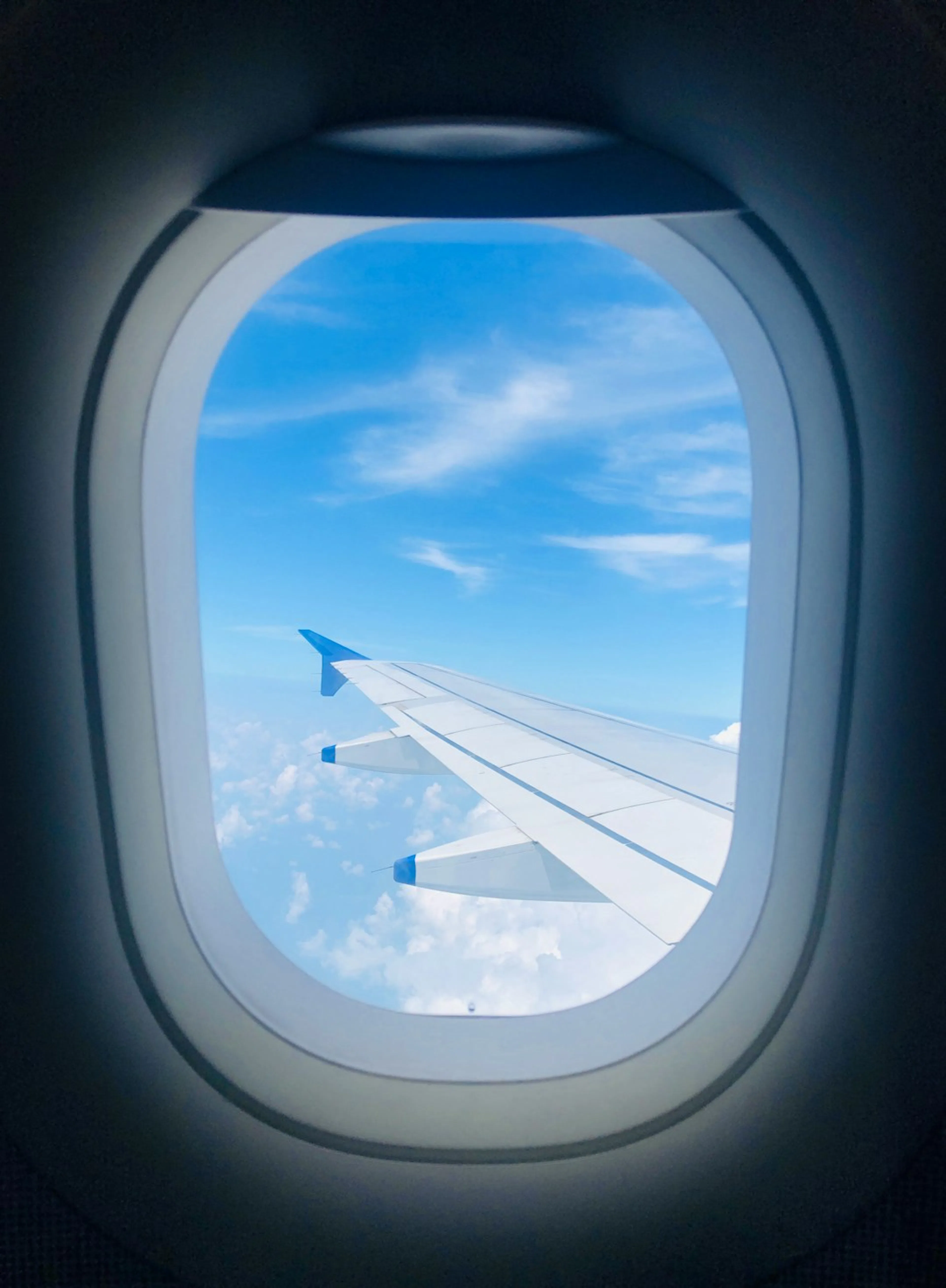 飛行機の窓から見る空と雲