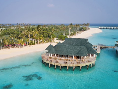 SALE価格 2/7(土)販売スタート🎉オールインクルーシブで大満足！プール＆スライダーつき水上ヴィラ泊のぜいたく旅